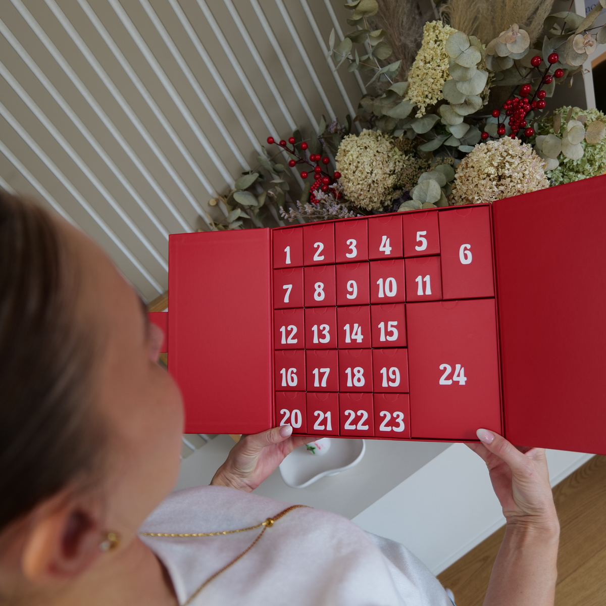 Wabbelz-Adventskalender-2026_07_Mutter-Kalender-Offen_Quadrat_v01